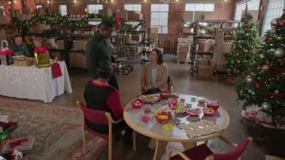 In consolation for cancelling
the parties, - Sister Swap: Christmas in the City