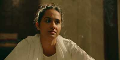 - [In English] How do they know?
- [Sadia] Your name. - The Queen of My Dreams