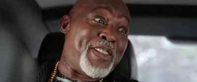 [in English] Of course. [chuckles] - Christmas in Lagos