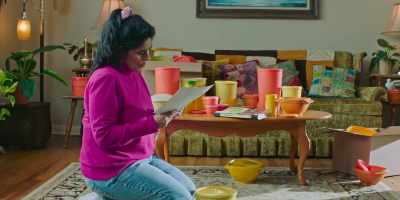[In English] "Tupperware freshness,
that's our promise." - The Queen of My Dreams