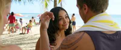 [in English] Watch. It
gets bigger. [chuckles] - Beautiful Wedding