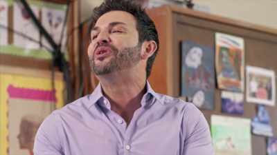 - In Español. - Puede dar... - Chicken Girls: The Movie