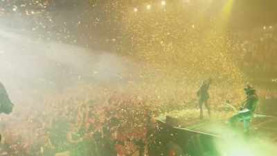 ♪
In God, we trust ♪ - Ghost: Rite Here Rite Now