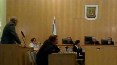 [IN HEBREW]
The family is not on trial here. - The Devil Next Door