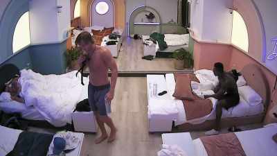 >> IN MY SIDE THERE WAS A LITTLE
THOUGHT PROCESS GOING ON LIKE, - Love Island