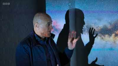 In order to see
what's at the centre, - Secrets of Size: Atoms to Supergalaxies
