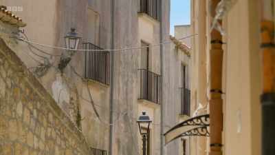 In Salemi, the big day has
finally arrived. - Amanda & Alan's Italian Job