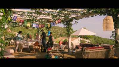 [IN SPANISH]
Come on, shut up.
Sit down and eat. - The Day of the Jackal