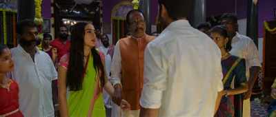[in Tamil] Let go of her hand. - Atrangi Re