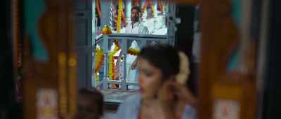 [in Tamil]
This is too tight, Mother. - Atrangi Re