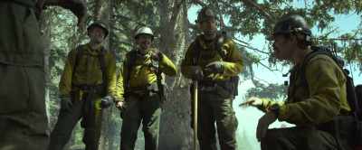 In the background... (SPITS)
there's Mount Rushmore. - Only the Brave