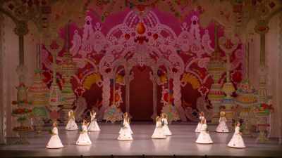 In The Nutcracker you have
very young children, ages eight or nine, - On Pointe