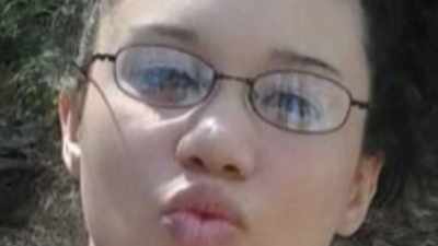 In the reflection
of the eyeglasses - Final Moments