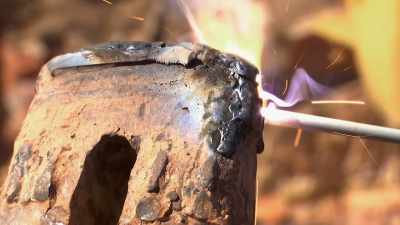 In the soaring heat,
it's just another delay. - Outback Opal Hunters
