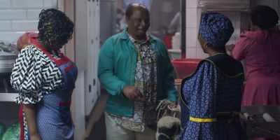 -[in Tswana] It's alive!
-[in Tswana] Don't worry, Dini. - How to Ruin Christmas