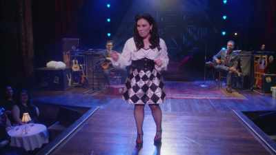 - Încă nu știm.
- Nu știu când e nunta lor. - Alex Borstein: Corsets & Clown Suits