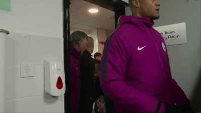 [indistinct angry chattering] - All or Nothing: Manchester City