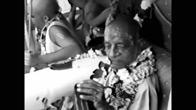 [ Indistinct chanting ] - Krishnas: Gurus. Karma. Murder.