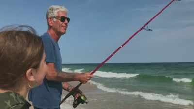 [indistinct chatter continues] - Roadrunner: A Film About Anthony Bourdain