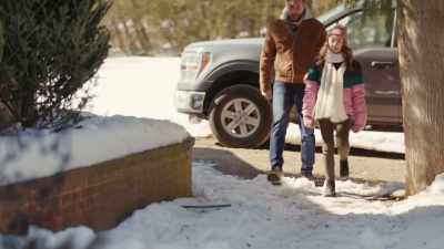 (indistinct chatter, laughter) - Christmas on the Alpaca Farm