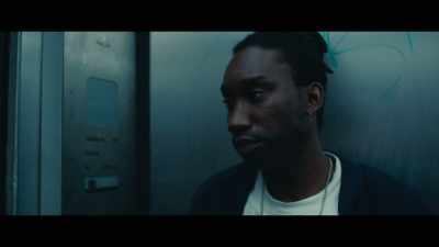 [indistinct
chatter outside lift] - Femme