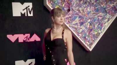 [indistinct chatter] - Taylor Swift vs Scooter Braun: Bad Blood