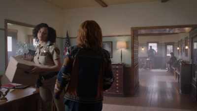 [indistinct chatter] - Reba McEntire's The Hammer