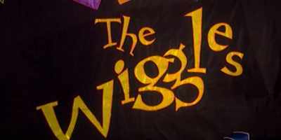 [indistinct chatter] - Hot Potato: The Story of The Wiggles
