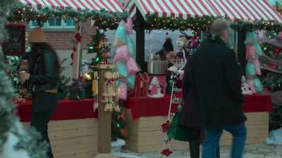 [indistinct chatter] - A Gingerbread Christmas