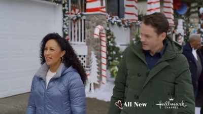 [indistinct chatter] - The Santa Stakeout