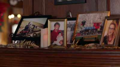 (indistinct chatter) - Toying with the Holidays