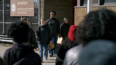 [indistinct chatter] - Orange Is the New Black