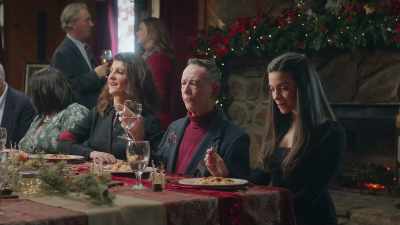 [indistinct chatter] - A Taste of Christmas