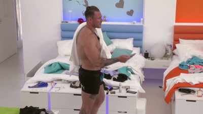 (INDISTINCT CHATTER) - Love Island