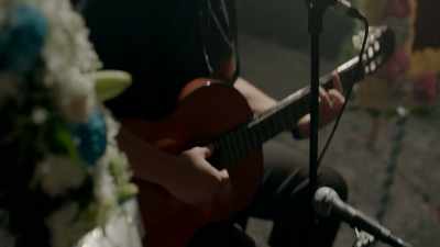[indistinct chatter] - Vida