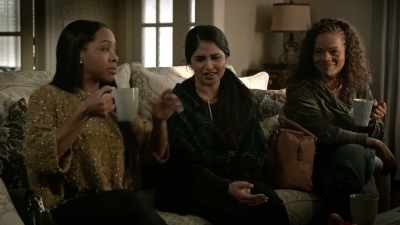 [indistinct chatter] - Good Girls