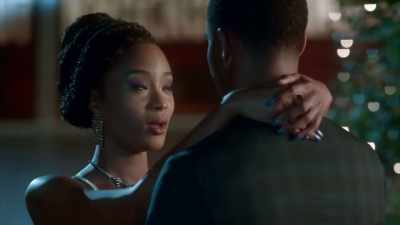 [indistinct chatter] - Famous in Love