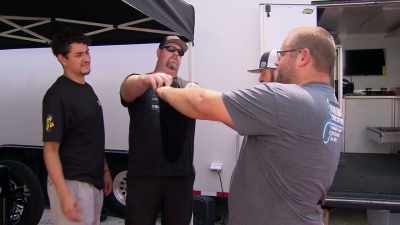 - [indistinct chattering on
phone] - "Positive vibes." - Street Outlaws No Prep Kings Team Attack