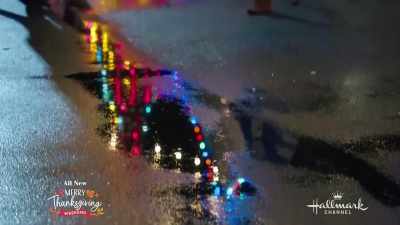 (indistinct chattering) - Making Spirits Bright