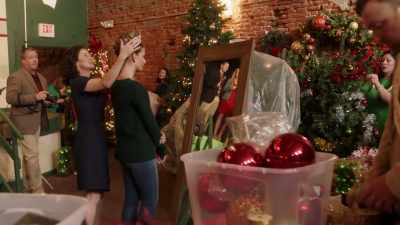 [indistinct chattering] - Christmas in Louisiana