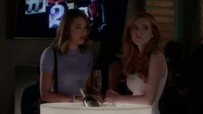 [indistinct chattering] - Famous in Love