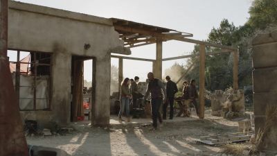 [Indistinct conversations
continue] - Fear the Walking Dead
