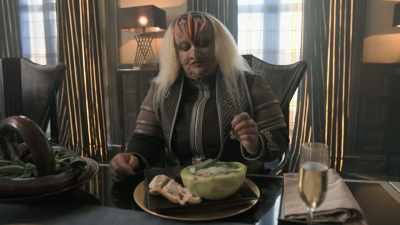 [indistinct yelping] - Vagrant Queen