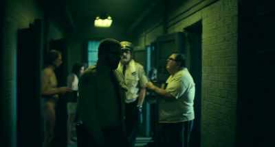 [inmates moaning, chattering] - Joker: Folie à Deux