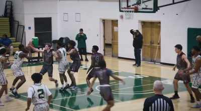 Inside to Muhammad. Muhammad is contested.
Able to put it up. - Last Chance U: Basketball