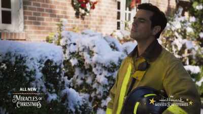 [Instrumental Christmas music]
♪ - A Glenbrooke Christmas