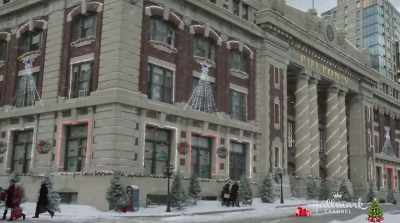  [Instrumental "Deck the Halls"]
 ♪♪♪ - A Shoe Addict's Christmas
