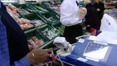 Internet orders are displayed on a trolley computer, - Back in Time for Dinner