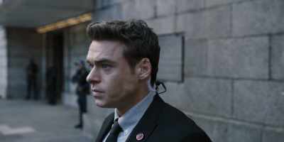 -Into the venue, Tom.
-[crowd chants] - Bodyguard
