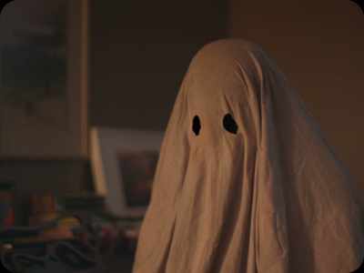 [intriguing music playing] - A Ghost Story